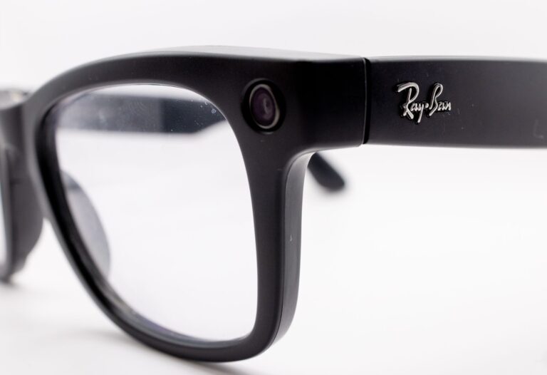 Lunettes connectées : les gendarmes européens de la vie privée exigent qu’on sache quand elles filment